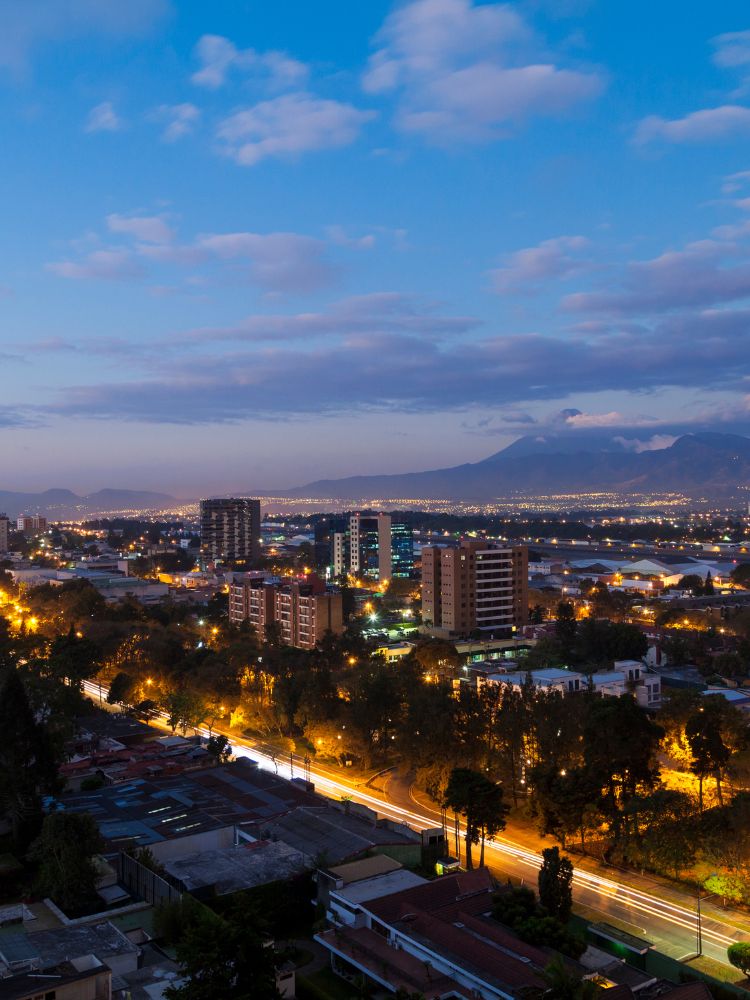 Vista nocturna de la Zona 10 de Ciudad de Guatemala, ubicación de Post Op Recovery Center