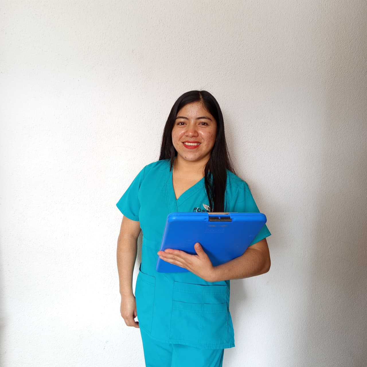 Personal de enfermería atendiendo a una paciente en Post Op Recovery Center, Guatemala