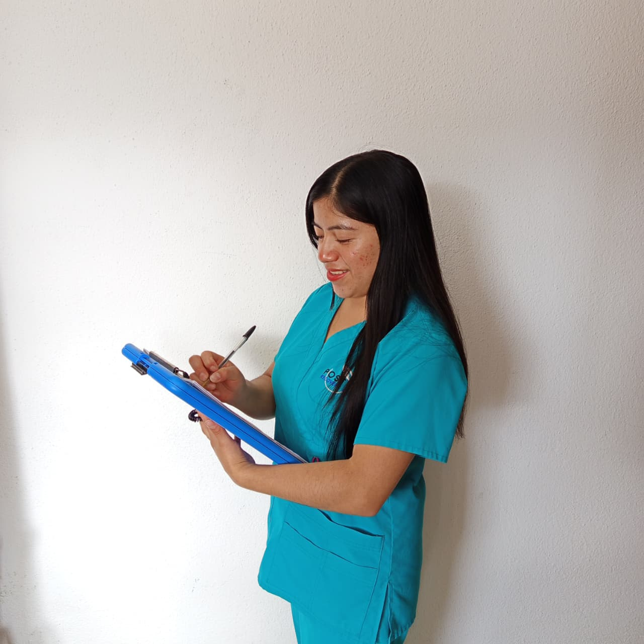 Enfermera explicando el plan de cuidados a una paciente en Post Op Recovery Center, Guatemala