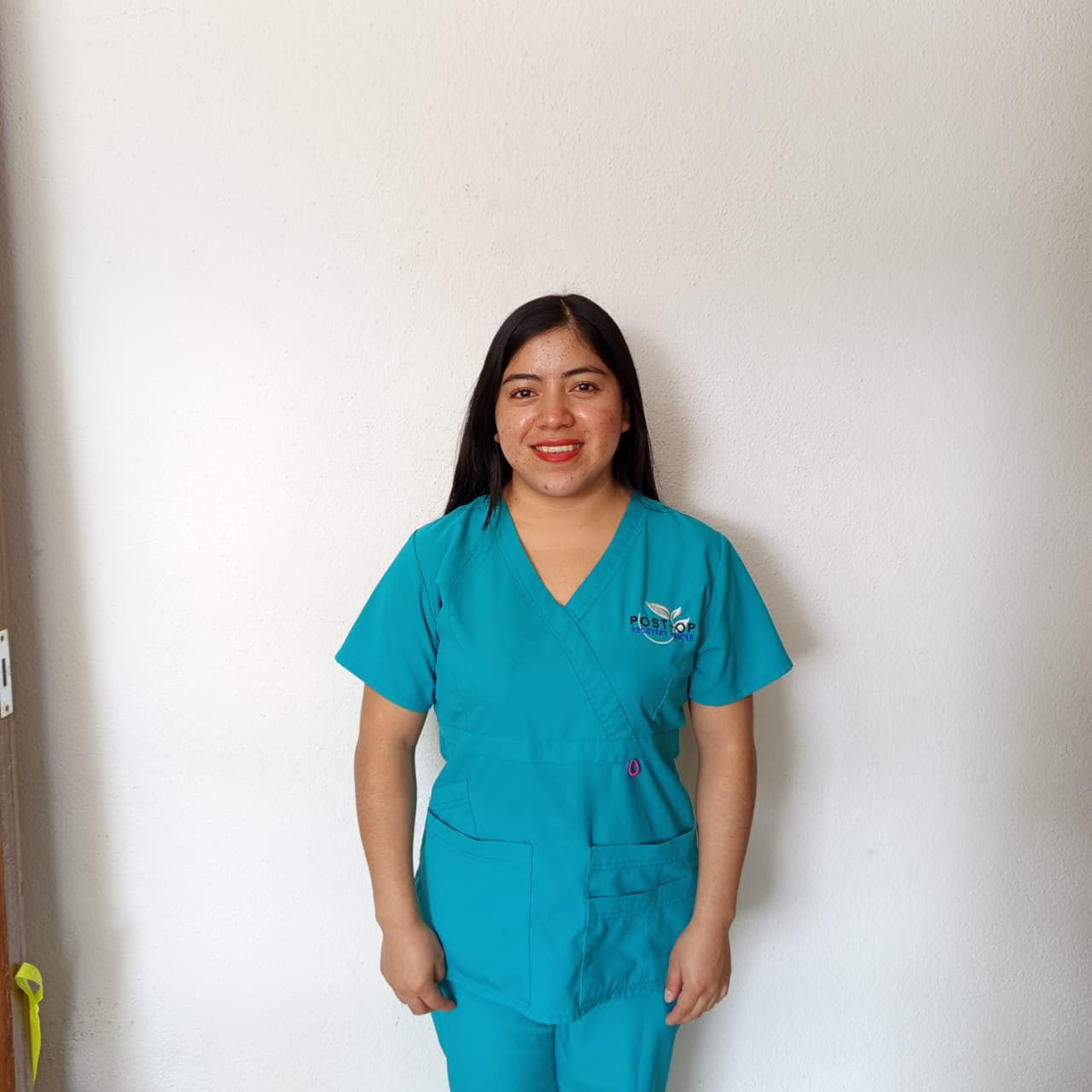 Personal de enfermería acompañando a una paciente en Post Op Recovery Center, Guatemala