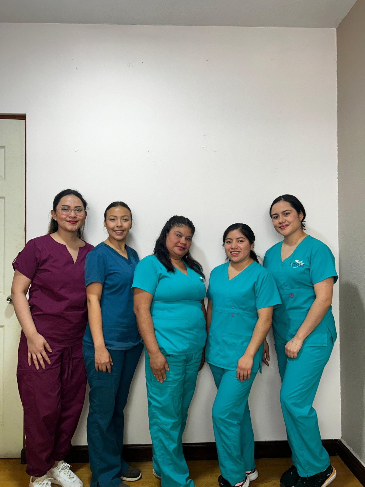 Personal de Post Op Recovery Center atendiendo en las instalaciones de Zona 10, Guatemala